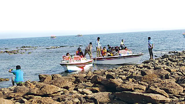 সেন্ট মার্টিনের পাশেই আছে আরেক প্রবাল দ্বীপ ছেড়াদিয়া। সেন্ট মার্টিন গেলে বেশির ভাগ পর্যটক ঘুরে আসেন দ্বীপটি l প্রথম আলো