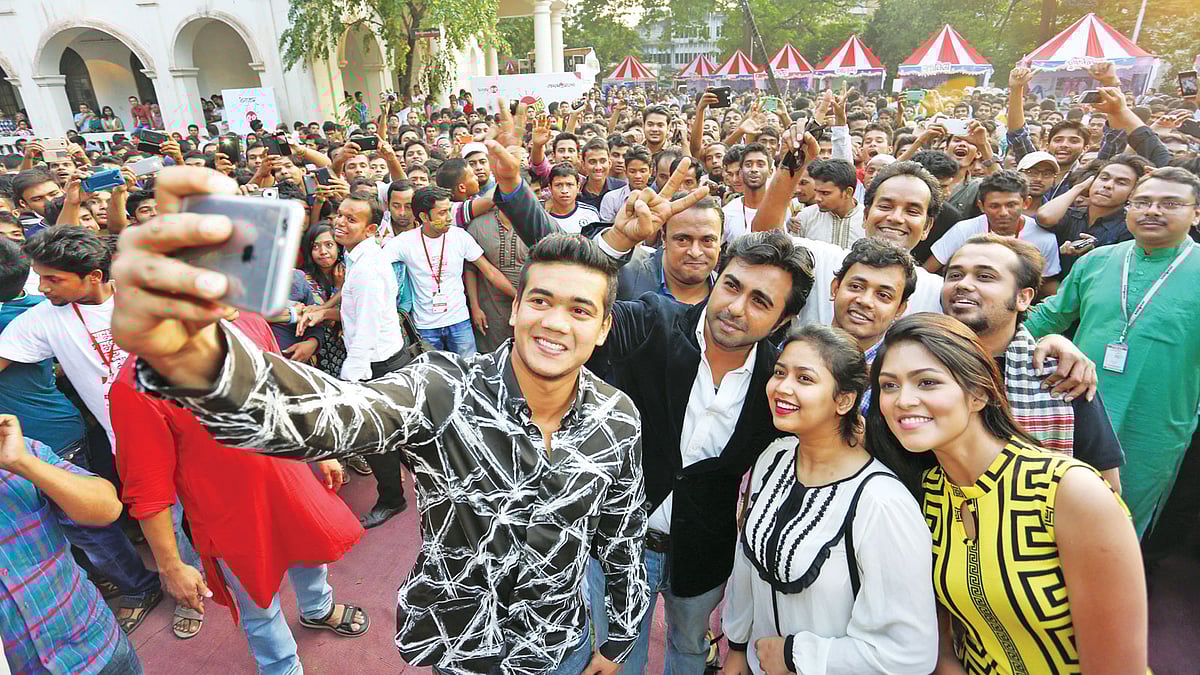 বাংলা একাডেমি চত্বরে গত বছরের পাঠক উৎসবে পাঠকদের সঙ্গে সেলফি তোলেন তাসকিন আহমেদ, অপূর্ব, আবু হেনা রনি, মাজনুন মিজান, ভাবনা, পিয়া ও জয় শাহরিয়ার l ফাইল ছবি