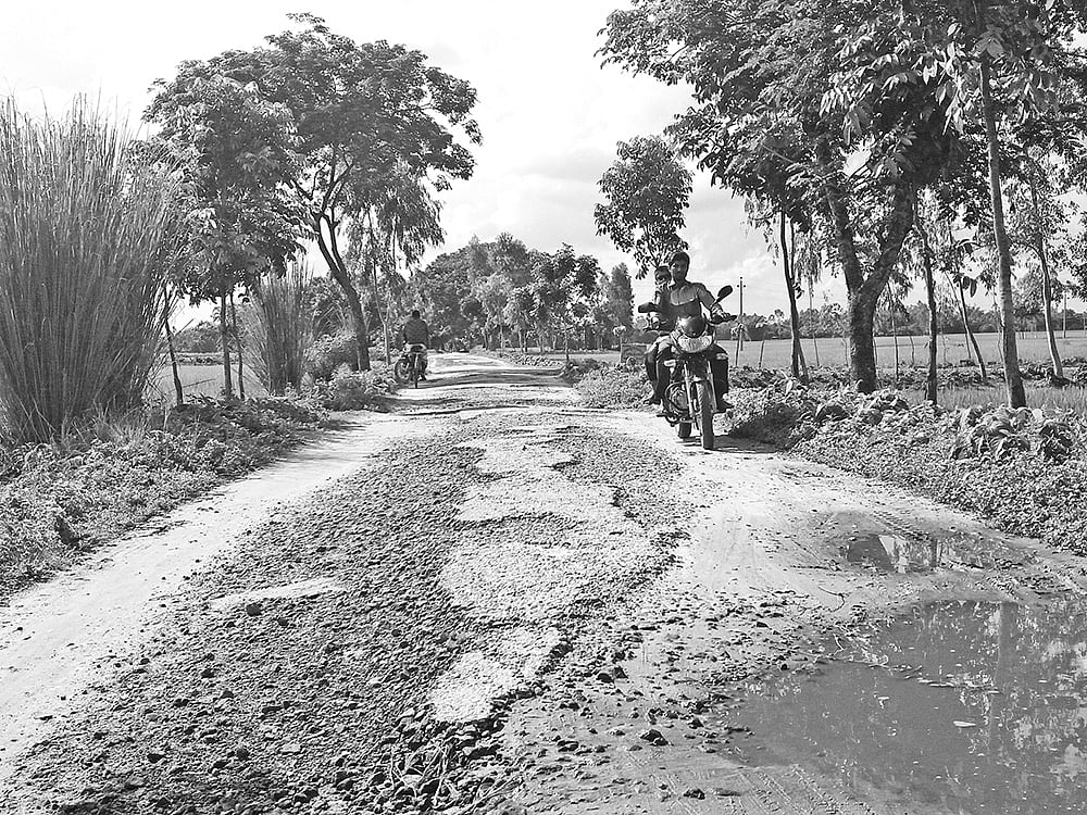 ঠাকুরগাঁও সদর উপজেলার পারপূগী-নেকমরদ সড়কের শীবগঞ্জ থেকে ভগদগাজী পর্যন্ত দীর্ঘদিন সংস্কার না হওয়ায় খানাখন্দে ভরে গেছে। দুর্ভোগে পড়তে হচ্ছে পথচারীদের। সম্প্রতি তোলা ছবি l প্রথম আলো