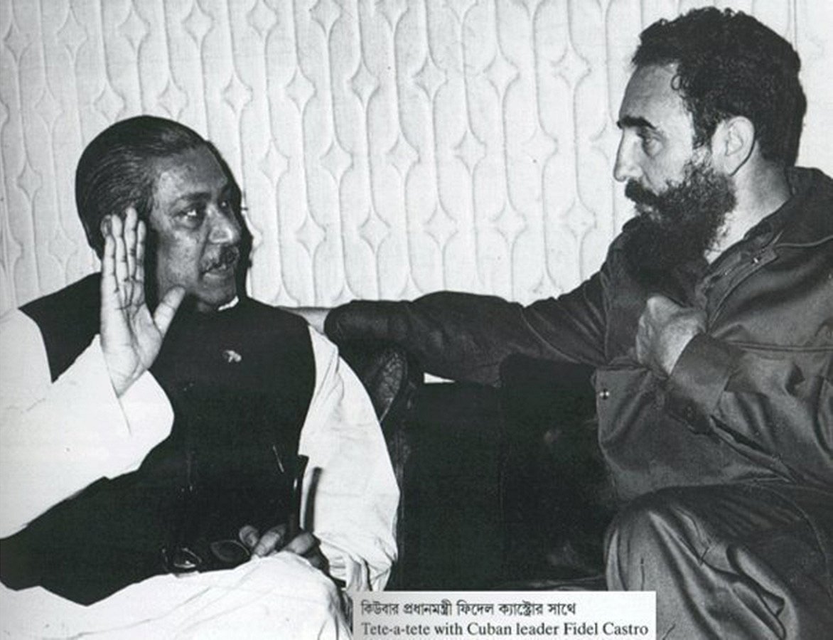 ১৯৭৩ সালে আলজেরিয়ায় অনুষ্ঠিত জোট নিরপেক্ষ আন্দোলনের (ন্যাম) চতুর্থ সম্মেলনে কথা বলছেন বঙ্গবন্ধু শেখ মুজিবুর রহমান ও কিউবার বিপ্লবী নেতা ফিদেল কাস্ত্রো। ছবি: সংগ্রহ