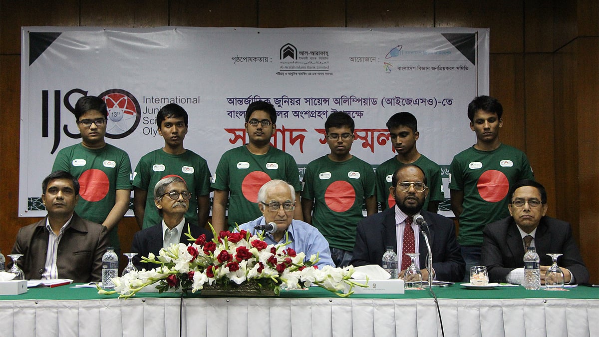 জুনিয়র সায়েন্স অলিম্পিয়াডে যোগ দেওয়া ছয় শিক্ষার্থীর সঙ্গে অতিথিরা। ছবি: প্রথম আলো