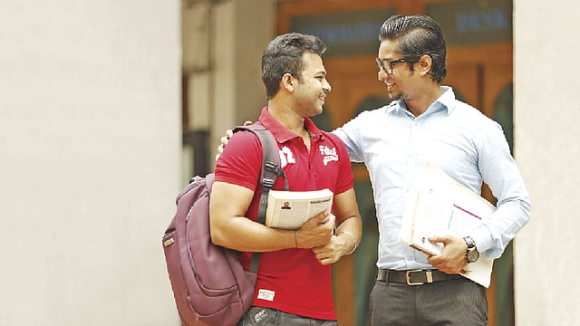অন্যকে সাহায্য করলে নিজের আত্মবিশ্বাস বেড়ে যায়। ছবি: অধুনা