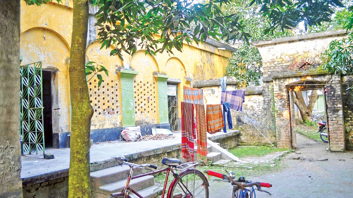 চুয়াডাঙ্গার এই বাড়িতেই এক মাস ধরে শুটিং হয়েছিল কখগঘঙ চল​িচ্চত্রের। এখন এটি কবরী মেস নামে পরিচিত l ছবি: শাহ আলম
