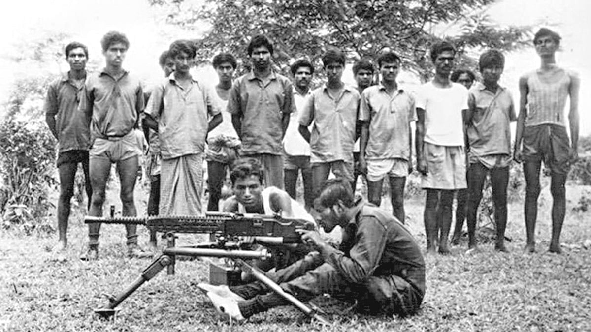 মুক্তিযুদ্ধের সশস্ত্র পর্বটি নানা ঘাত-প্রতিঘাতের মধ্য দিয়ে ডিসেম্বরে এসে প্রচণ্ড গতি পায়