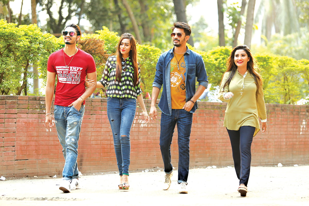 ইউরোপের বাজারের পাশাপাশি দেশের ভেতরেও পোশাকের বাজার জিনসের দখলে। তরুণ প্রজন্মের সবচেয়ে প্রিয় পোশাক জিনস। ছবিতে বাংলাদেশের মডেল (বাঁ থেকে) অর্ণব, তোর্সা, নীল ও মুন l সুমন ইউসুফ