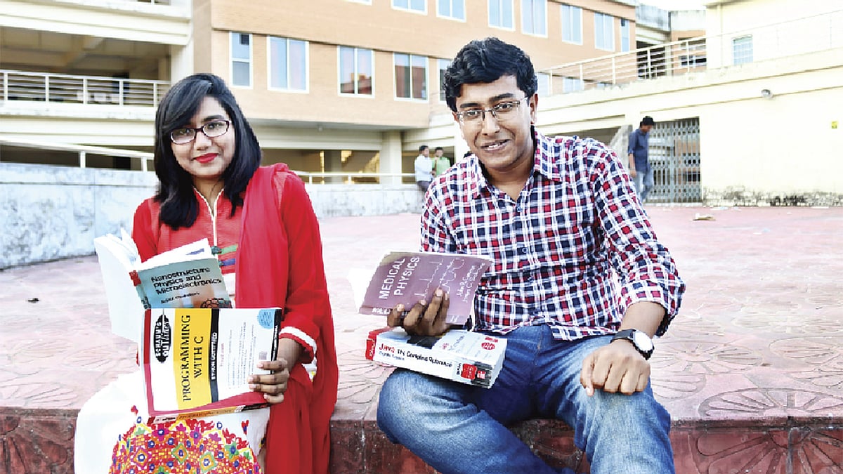 আয়শা লস্কর ও জয়ন্ত মোদক, একসঙ্গে দুই ডিগ্রি নিচ্ছেন তারা দুজন। পদার্থবিজ্ঞান ও কম্পিউটার সায়েন্স অ্যান্ড ইঞ্জিনিয়ারিং—দুটো বিষয়ের বইই থাকে তাঁদের ঝুলিতে।