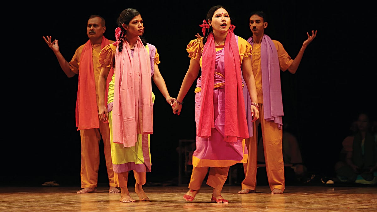 জাতীয় নাট্যশালায় সুন্দরী নাট্যমেলায় গতকাল মঞ্চস্থ কমলা সুন্দরী নাটকের একটি দৃশ্য l ছবি: প্রথম আলো