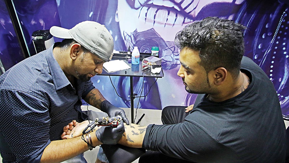 তরুণদের মধ্যে ট্যাটু করার প্রবণতা বাড়ছে l ছবি: প্রথম আলো