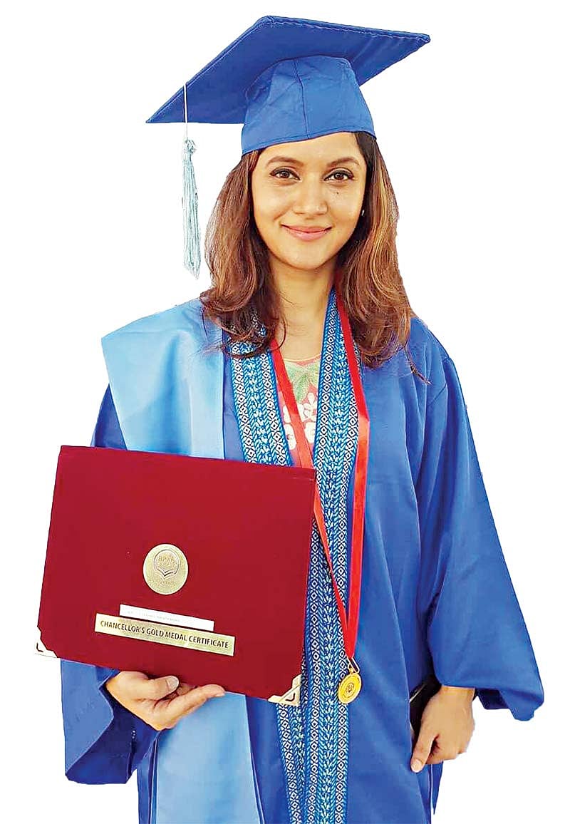 চ্যান্সেলর গোল্ড মেডেল অর্জনের পর মিথিলা