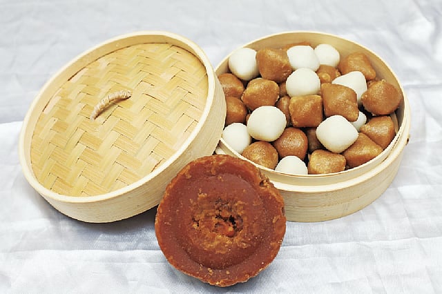 নারকেল গুড়ের মেরা পিঠা