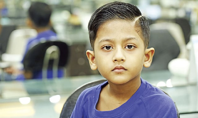 এক পাশে সিঁথি করে জেল দিয়ে চুল আঁচড়ে রাখা যায়। মডেল: শাকির