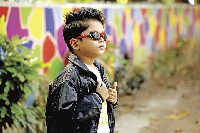 স্পাইক করা চুলে খেলা করছে ঢেউ