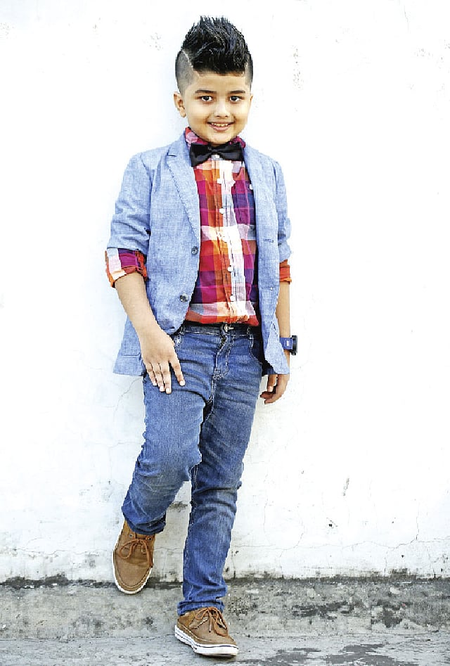 চুল চারদিকে ছোট করে সামনে এক গোছা ফেলে রাখা যায়