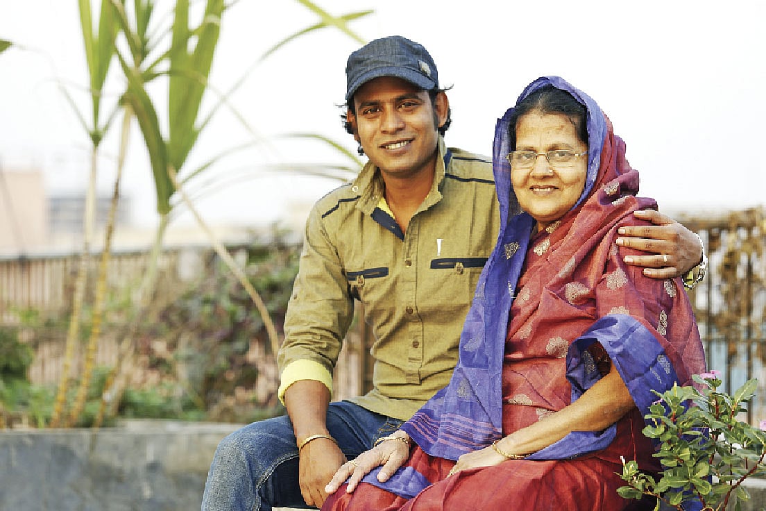 সংগীতশিল্পী কাজী শুভ ও তাঁর মা ফাতেমা খাতুন। ছবি: খালেদ সরকার