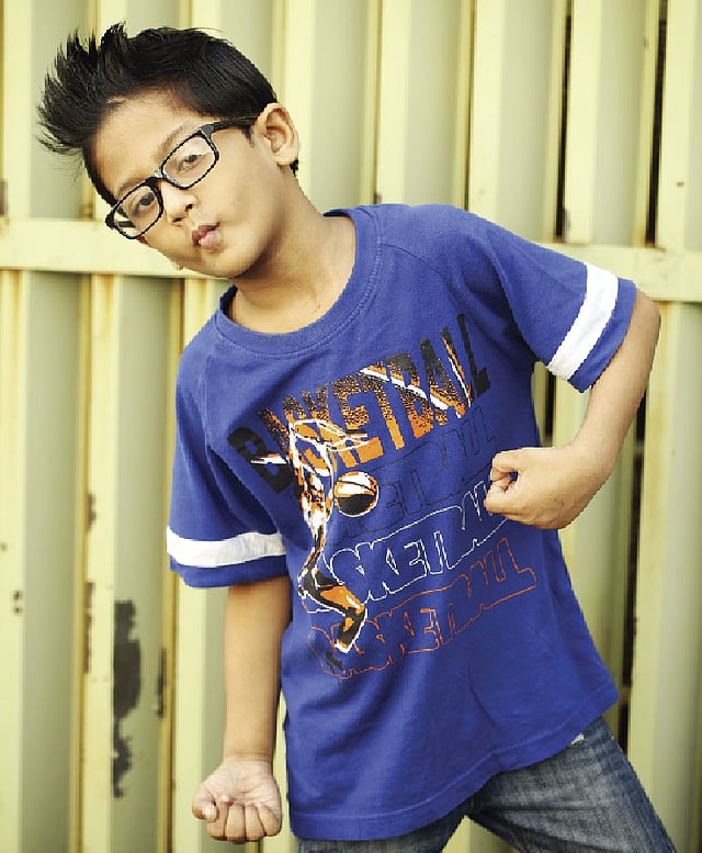 ছোট চুলে স্পাইক করতে চাইলে ওপরে সামনের দিকে এক ইঞ্চি পরিমাণ চুল রাখতে হবে