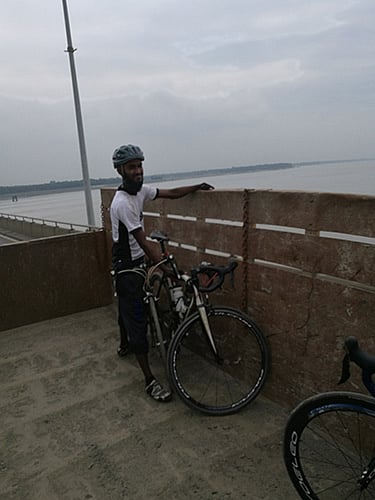 ট্রাকে বঙ্গবন্ধু সেতু পার হচ্ছে সাইক্লিস্ট দল। ছবি: সংগৃহীত