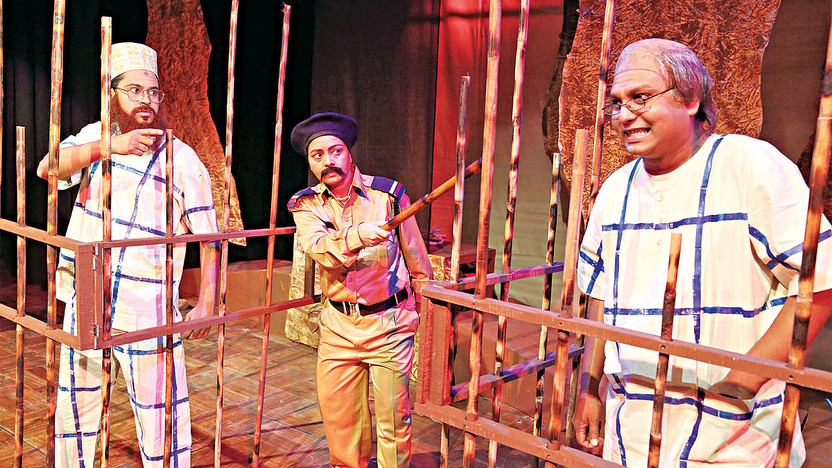 বটতলা রঙ্গমেলায় গতকাল মহিলা সমিতির নীলিমা ইব্রাহিম মিলনায়তনে পরিবেশিত হয় প্রাঙ্গণেমোরের নাটক কনডেমড সেল l ছবি: প্রথম আলো