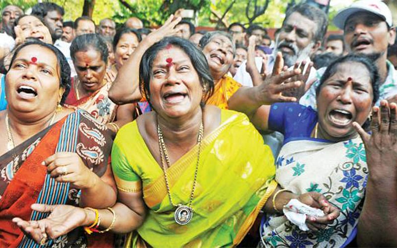 তামিলনাড়ুর মুখ্যমন্ত্রী জয়ললিতার মৃত্যুর গুজব ছড়িয়ে পড়ার পর চেন্নাইয়ে অ্যাপোলো হাসপাতালের সামনে সমর্থকদের কান্না। পরে হাসপাতাল কর্তৃপক্ষ মুখ্যমন্ত্রী বেঁচে আছেন বলে তাঁদের আশ্বস্ত করে। ছবি : এএফপি