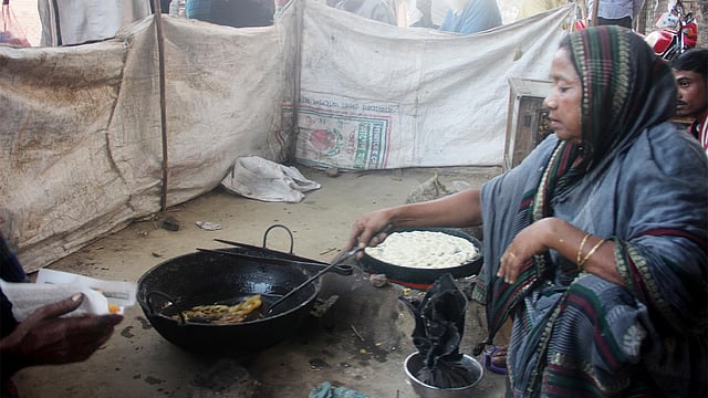 মেহেরপুরের সংগ্রামী নারী হালিমা খাতুন। জিলাপি ও পেঁয়াজু তৈরি ও বিক্রি করে সংসার চালান। ছবি: তৌহিদী হাসান