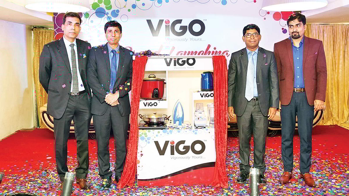 গতকাল রাজধানীর রাওয়া কনভেনশন হলে আয়োজিত নতুন ভিগো ব্র্যান্ডের উদ্বোধনী অনুষ্ঠানে (বাঁ থেকে) ডিউরেবল প্লাস্টিকস লিমিটেডের জ্যেষ্ঠ বিক্রয় মহাব্যবস্থাপক তৌকিরুল ইসলাম ও নির্বাহী পরিচালক প্রদীপ কুমার পোদ্দার, আরএফএলের ব্যবস্থাপনা পরিচালক আর এন পাল এবং ডিউরেবল প্লাস্টিকসের বিপণন প্রধান মোহাম্মদ রাশেদ-উল-আলম l ছবি: আরএফএলের সৌজন্যে
