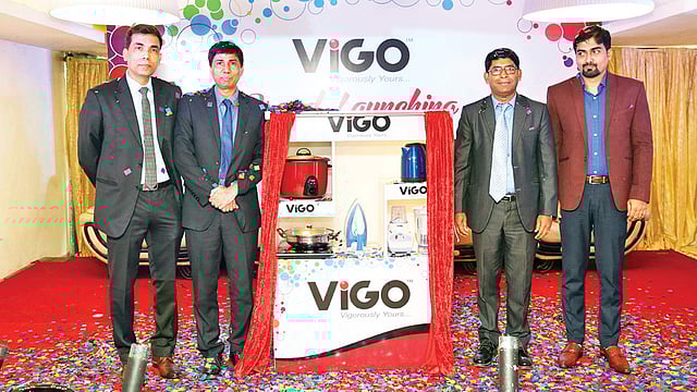 গতকাল রাজধানীর রাওয়া কনভেনশন হলে আয়োজিত নতুন ভিগো ব্র্যান্ডের উদ্বোধনী অনুষ্ঠানে (বাঁ থেকে) ডিউরেবল প্লাস্টিকস লিমিটেডের জ্যেষ্ঠ বিক্রয় মহাব্যবস্থাপক তৌকিরুল ইসলাম ও নির্বাহী পরিচালক প্রদীপ কুমার পোদ্দার, আরএফএলের ব্যবস্থাপনা পরিচালক আর এন পাল এবং ডিউরেবল প্লাস্টিকসের বিপণন প্রধান মোহাম্মদ রাশেদ-উল-আলম l ছবি: আরএফএলের সৌজন্যে