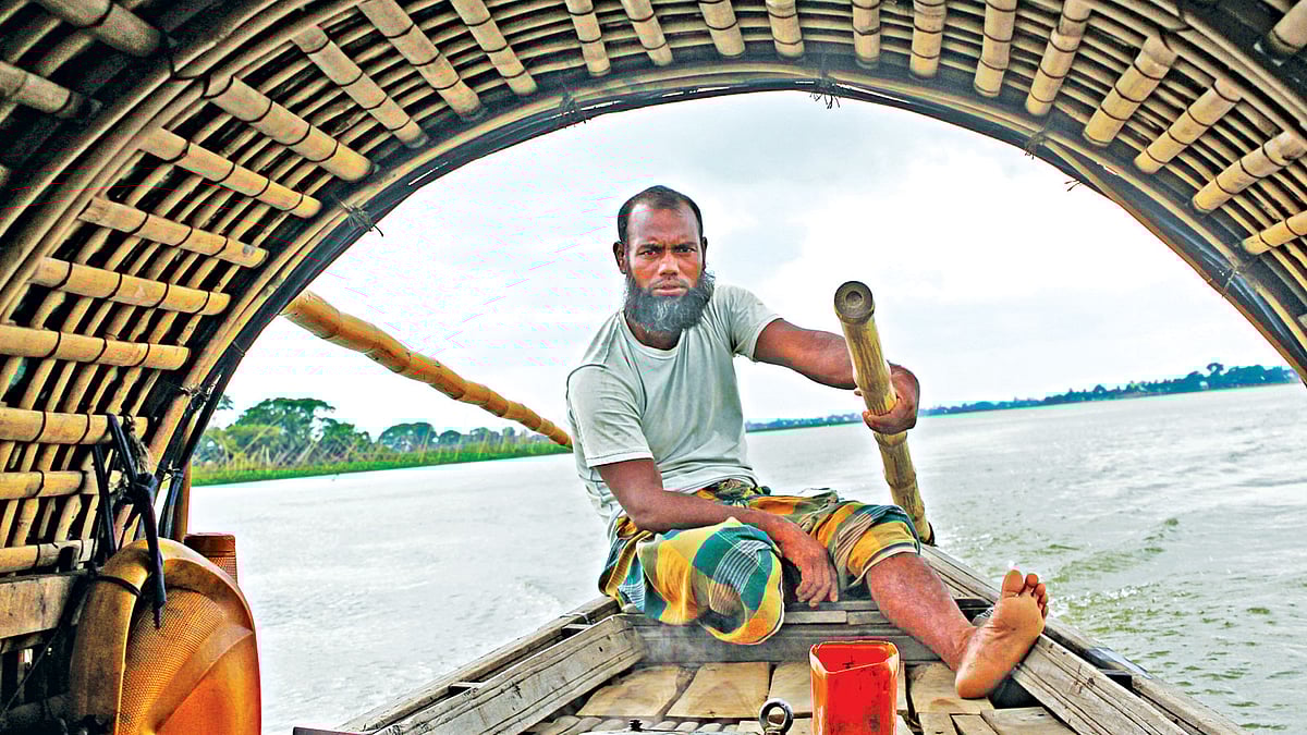 কঁাঠালিয়া নদীতে নৌকা বাইছেন একসময়ের কুস্তি​িগর মো. লোকমান l প্রথম আলো