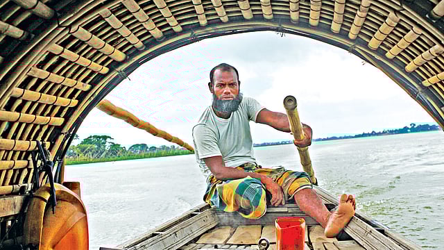 কঁাঠালিয়া নদীতে নৌকা বাইছেন একসময়ের কুস্তি​িগর মো. লোকমান l প্রথম আলো