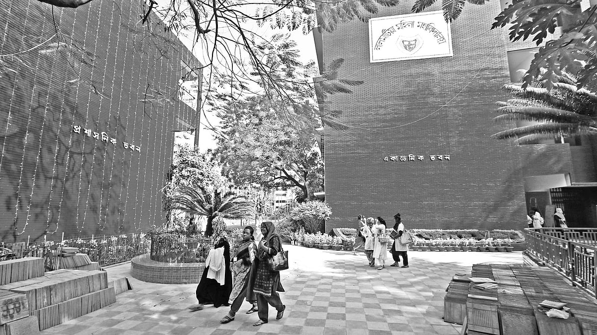 সুবর্ণজয়ন্তী উপলক্ষে ক্যাম্পাসজুড়েই সাজ সাজ রব। নতুন রং করা হয়েছে ফুলের টবসহ বিভিন্ন স্থাপনায়। করা হয়েছে আলোকসজ্জা। লালমাটিয়া মহিলা মহাবিদ্যালয় থেকে ছবিটি গতকাল তোলা l প্রথম আলো