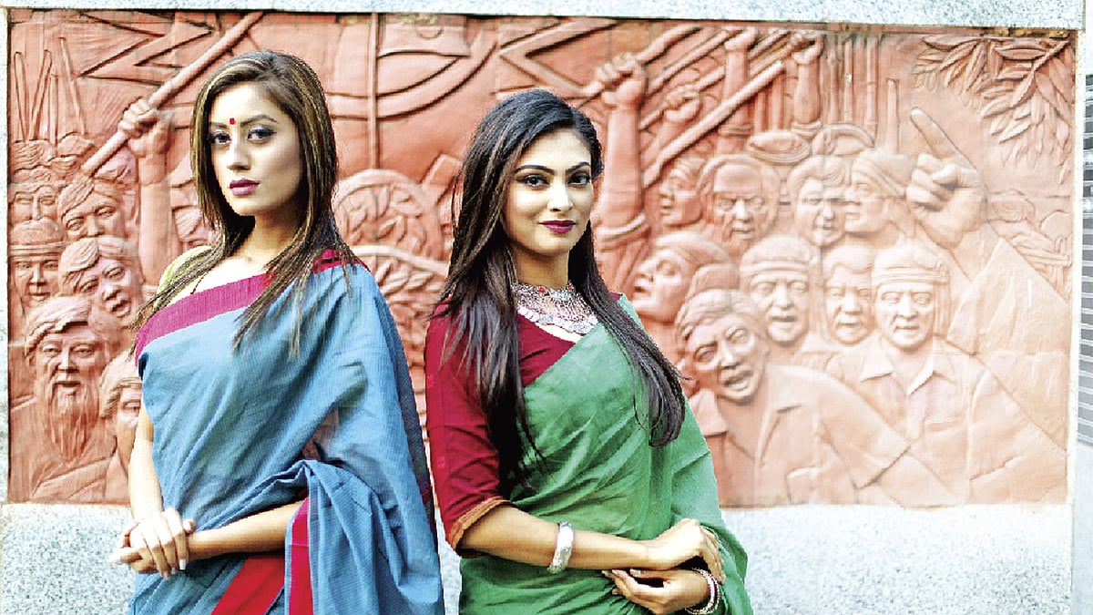 শুধুই তাঁতে বোনা, একরঙা শাড়িতে বিপরীত রঙের চিকন পাড়—আজও প্রিয় তরুণীদের কাছে। মডেল: ওশিন ও নাবিলা, শাড়ি: যাত্রা, সাজ: কিউবেলা, ছবি: সুমন ইউসুফ