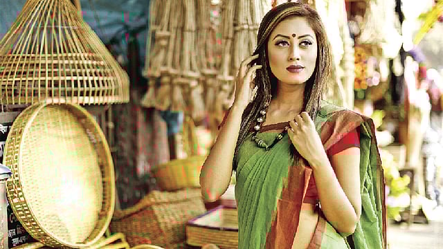 লাল-সবুজে যেন গাঁথা বিজয়ের গল্পগুলো। শাড়ি: দেশাল