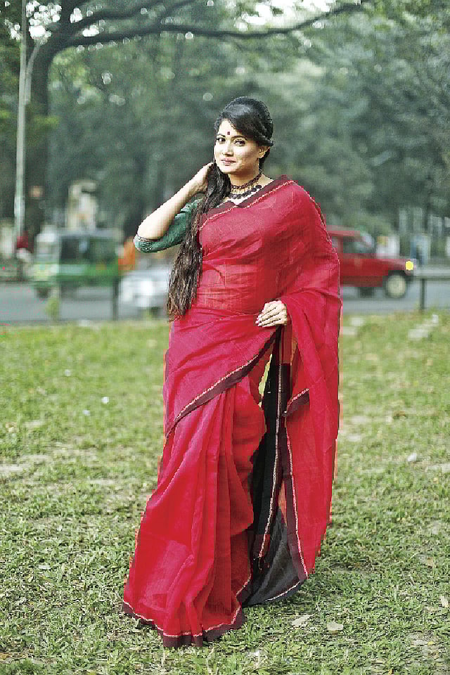 সাজ হওয়া চাই হালকা। শাড়ি: যাত্রা