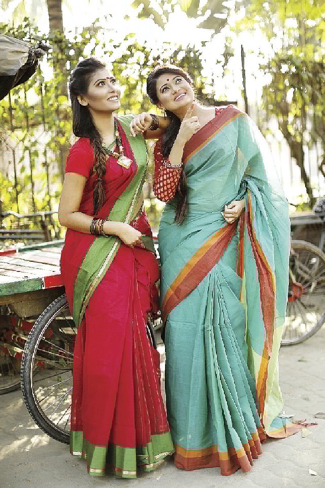 সাদামাটা, তবে অভিজাত্য প্রকাশ পায় তাঁতের শাড়িতে। মডেল: মাহি ও সূচনা, শাড়ি: কে ক্র্যাফট ও দেশাল