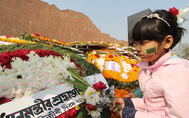 অভিভাবকের সঙ্গে রায়েরবাজার বুদ্ধিজীবী স্মৃতিসৌধে ফুল দিয়ে শ্রদ্ধা জানাতে এসেছে ছোট্ট শিশুটি। ছবি: আবদুস সালাম
