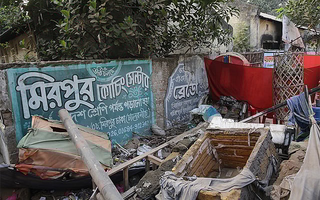 রাজধানীর মিরপুর ১২ নম্বরের কালাপানি পানির ট্যাংকের এই স্থানে ১৯৭২ সালের ৩০ জানুয়ারি পর্যন্ত প্রখ্যাত চলচ্চিত্রকার জহির রায়হানের মরদেহ পড়ে ছিল বলে প্রত্যক্ষদর্শীদের বরাত দিয়ে তাঁর পরিবারের সদস্যরা জানান। ছবি :  জাহিদুল করিম
