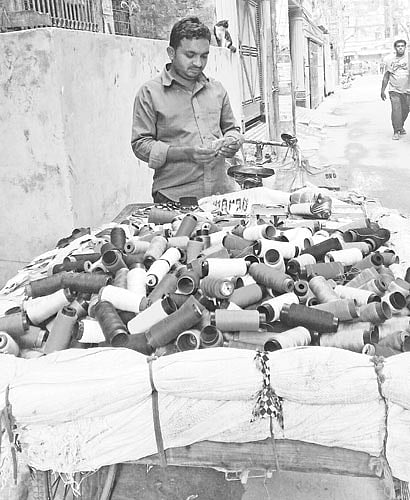 নানা রঙের সুই–সুতা নিয়ে ঘুরছেন এক ফেরিওয়ালা। ছবিটি মোহাম্মদপুরের শেখেরটেকের ৩ নম্বর গলি থেকে তোলা l প্রথম আলো