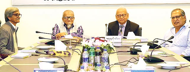 আলোচনা সভায় (বাঁ থেকে) বাংলাদেশ পরমাণু শক্তি কমিশনের (বিএইসি) সাবেক জ্যেষ্ঠ কর্মকর্তা রেজাউর রহমান, সাবেক চেয়ারম্যান এম এ কাইউম, সাবেক প্রধান প্রকৌশলী আবদুল মতিন ও যুক্তরাষ্ট্রের পারমাণবিক বিদ্যুৎকেন্দ্রের সাবেক কর্মকর্তা মোহাম্মদ নূরুল ইসলাম l ছবি: প্রথম আলো