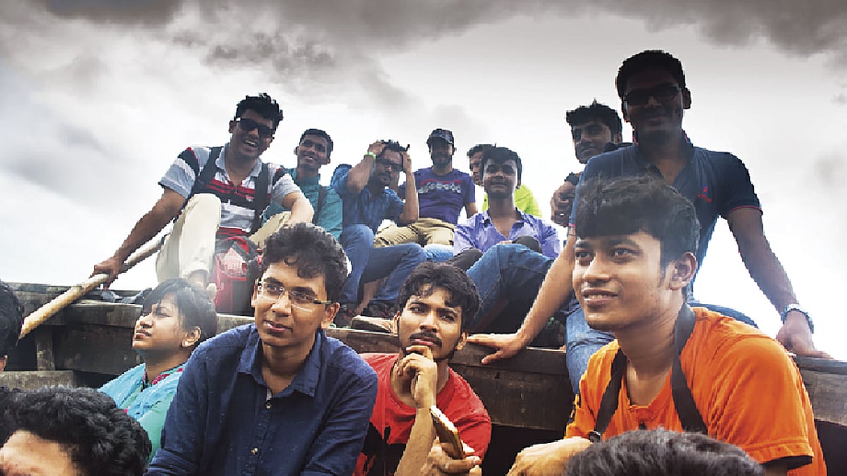 উড়িরচর থেকে ফেরার পথে ঝড়ের কবলে পড়েছিলেন মেডিকেল পড়ুয়া এই তরুণেরা। তবুও দমে যায়নি তঁাদের সেবার উদ্যম। ছবি: সংগৃহীত