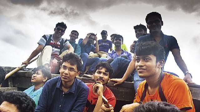 উড়িরচর থেকে ফেরার পথে ঝড়ের কবলে পড়েছিলেন মেডিকেল পড়ুয়া এই তরুণেরা। তবুও দমে যায়নি তঁাদের সেবার উদ্যম। ছবি: সংগৃহীত