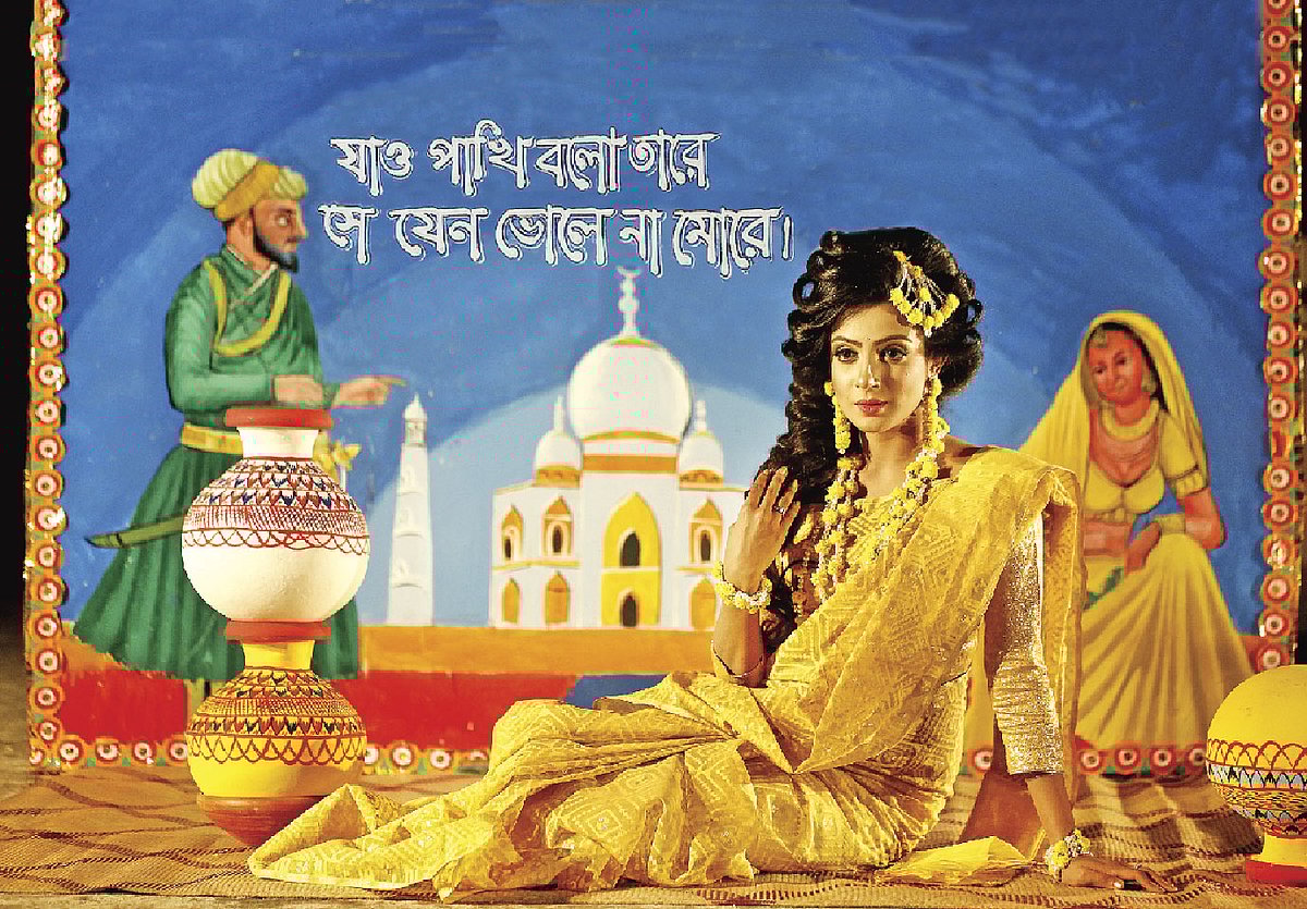 রিকশাচিত্র ব্যবহার করা হচ্ছে গায়েহলুদের মঞ্চে। এসেছে দেশি আমেজ। মডেল: দোয়েল, সাজ: মিউনিস ব্রাইডাল, শাড়ি: টাঙ্গাইল শাড়ি কুটির, ছবি: সুমন ইউসুফ