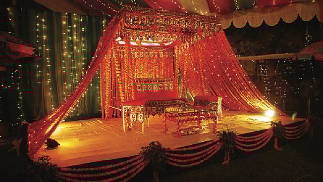 নানাভাবেই সাজানো হয় গায়ে হলুদের মঞ্চ। ছবি: ওেয়ডিং চ্যাপেল