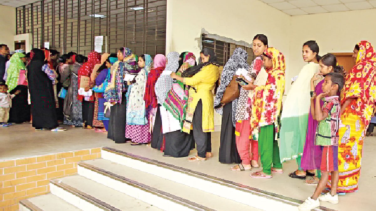 টিকিটের জন্য রোগীদের দীর্ঘ লাইন। এ দৃশ্য প্রায় প্রতিদিনের l ছবি: প্রথম আলো