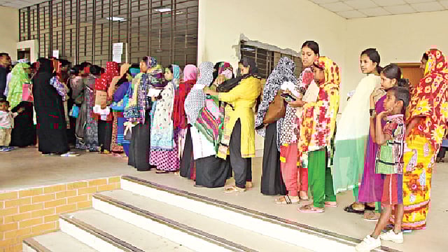 টিকিটের জন্য রোগীদের দীর্ঘ লাইন। এ দৃশ্য প্রায় প্রতিদিনের l ছবি: প্রথম আলো