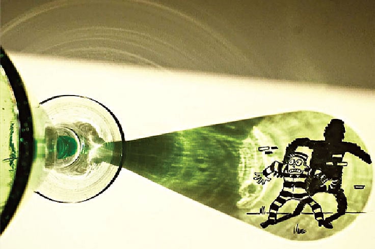 গ্লাসভর্তি পানির ছায়া কিন্তু অন্য রকম হয়। সেটাই কাজে লাগাও না কেন?