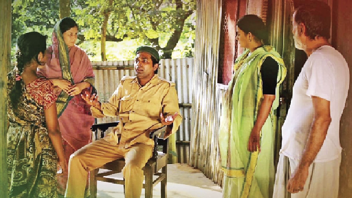 সূর্য ওঠার আগে নাটকের দৃশ্যে অভিনয়শিল্পীরা