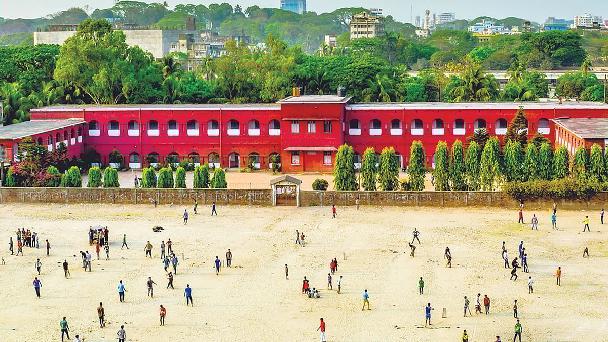 বাতিঘর হয়ে দাঁড়িয়ে আছে চট্টগ্রাম কলেজিয়েট স্কুলের এই লাল দালান l ফাইল ছবি