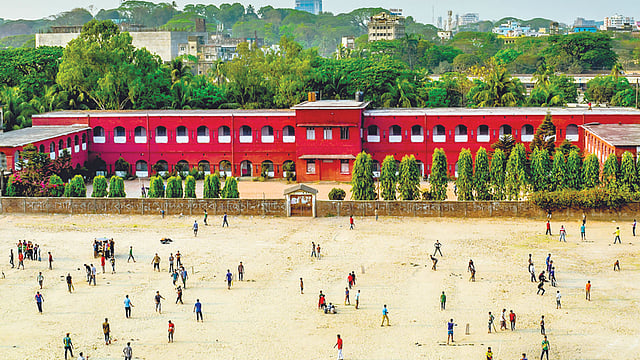 বাতিঘর হয়ে দাঁড়িয়ে আছে চট্টগ্রাম কলেজিয়েট স্কুলের এই লাল দালান l ফাইল ছবি