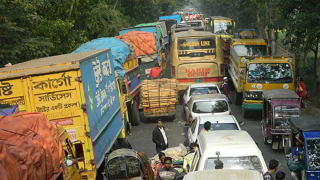 ঘন কুয়াশার কারণে বৃহস্পতিবার মধ্যরাত থেকে দৌলতদিয়া-পাটুরিয়া নৌপথে সব ধরনের নৌযান চলাচল বন্ধ হয়ে যায়। এতে করে নদীর উভয় পাশে সৃষ্টি হয় দীর্ঘ যানজট। ছবিটি শুক্রবার বেলা সাড়ে এগারোটার দিকে দৌলতদিয়া ঘাট প্রান্ত থেকে তোলা। ছবি: এম রাশেদুল হক