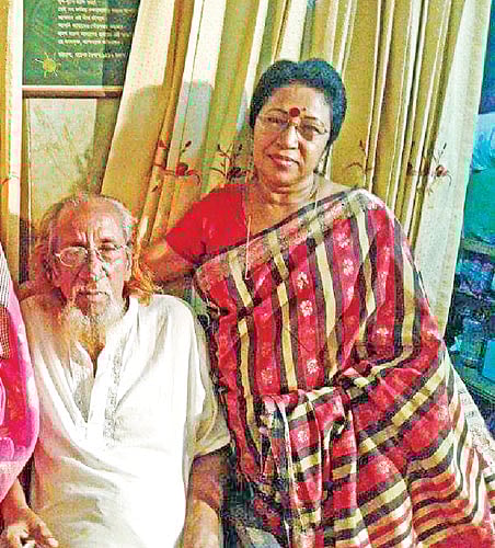 পটিয়ার রশিদাবাদের বাড়িতে আবদুল গফুর হালীর সঙ্গে শিল্পী কল্যাণী ঘোষ l ছবি: সংগৃহীত