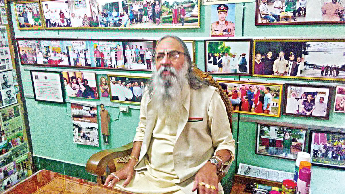 ‘সম্প্রীতি চিত্রশালা-৭১’–এ সংগ্রাহক বিরাজ সেন l প্রথম আলো