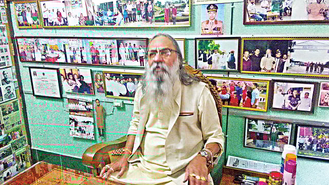 ‘সম্প্রীতি চিত্রশালা-৭১’–এ সংগ্রাহক বিরাজ সেন l প্রথম আলো